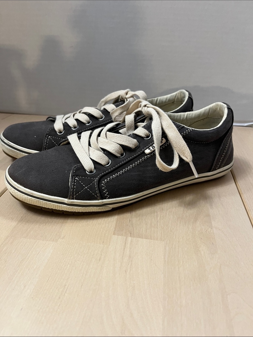 Taos Retro Star RES-12844 Low Lace-Up Gray Canvas Sneakers Women’s 8.5